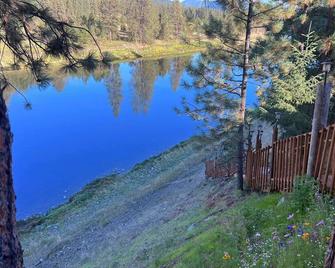 Cabin, river access, rafts, 1 bedroom and Wi-Fi, AC, Satellite T.V., Kitchen. - Superior