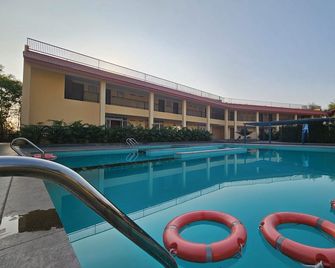The Fern Wisteria Resort, Dhari - Dhāri - Piscina