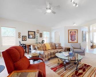 Home West Escape - Oro Valley - Living room