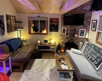 Lakeside Oasis - beautiful house w/ hot tub - Meredith