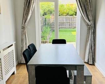 Housesleeps5-Parking-Garden-Privateentra - Corby - Essbereich