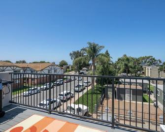 Entire Modern 3-Bedroom Home w Balcony Views 10-mins to San Diego Gaslamp, Downtown - National City - Balcón