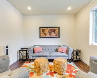 Lakefront Gem w/ Deck & Grill in Shelton - Shelton - Huiskamer
