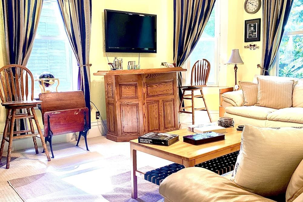 Vintage Montrose House with private pool and gated parking. - יוסטון - סלון