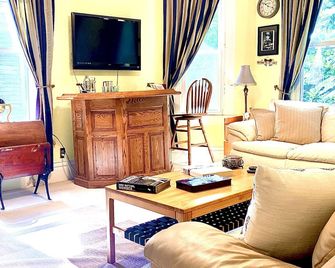 Vintage Montrose House with private pool and gated parking. - Houston - Wohnzimmer