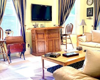 Vintage Montrose House with private pool and gated parking. - יוסטון - סלון
