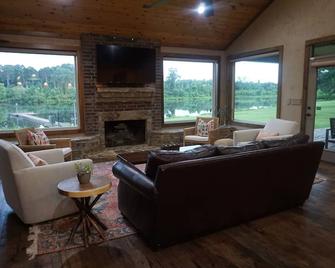 Secluded East Texas Getaway with 22 Acre Private Lake - Jefferson - Pokój dzienny