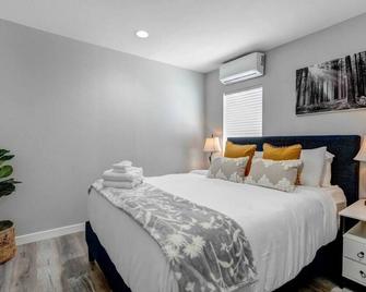Stay in Comfort & Style: 3BR Gated Oasis with AC, Full Kitchen, and Relaxing Front Yard Patio. - South El Monte