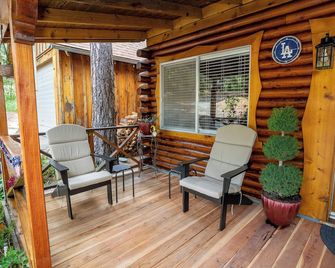 Cozy 3-bedroom log Cabin. Just minutes away from Bass Lake. - Oakhurst - Patio