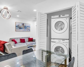 Modern Home with large private yard - Next to downtown & beach & airport - Pet friendly - פורט לודרדייל - חדר אוכל