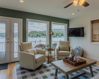 Lake Front Family Friendly Escape - Newport - Living room