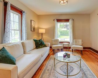 Charming & Spacious Home Minutes from Seneca Lake - Geneva - Living room