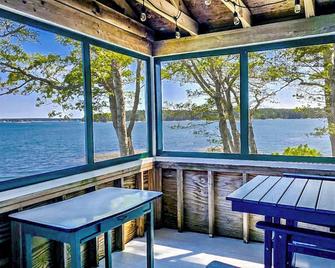 Oak Point Cabin | Waterfront | 2 Bed, 1 Bath - Wiscasset - Balcón