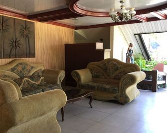 Bohol Tropics Resort - Tagbilaran - Living room