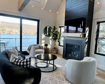 Meticulously designed waterfront, 4 level home, on sought after Keuka Lake! - Hammondsport - Sala de estar