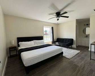 Quaint and quiet home away from home! - McAllen - Bedroom