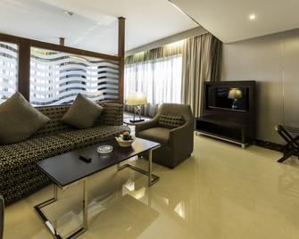 Howard Johnson by Wyndham Bur Dubai - Dubai - Living room