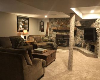 Cozy home with backyard oasis - London - Living room