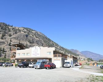 Tree To Me - Keremeos - Edificio