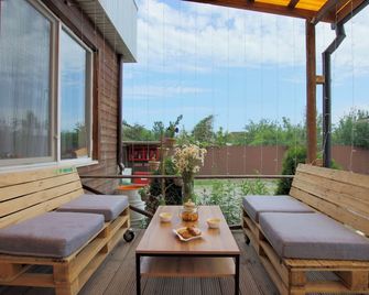 Hillside Karakol B&B - Karakol - Patio