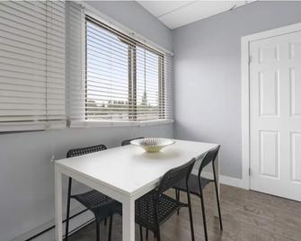 UNIT 200B- Comfortable apartment with a full kitchen - Aldergrove - Dining room