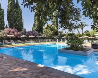 Najeti Golf Hotel De Valescure - Saint-Raphaël - Bể bơi