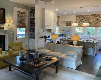 1901 Historic 3-Story Home w/ Pool near downtown Lafayette - Lafayette - Living room