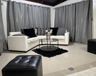 4-bedroom house in beautiful Santo Domingo with picuzzi, WiFi, Live the dream - Santo Domingo - Sala de estar