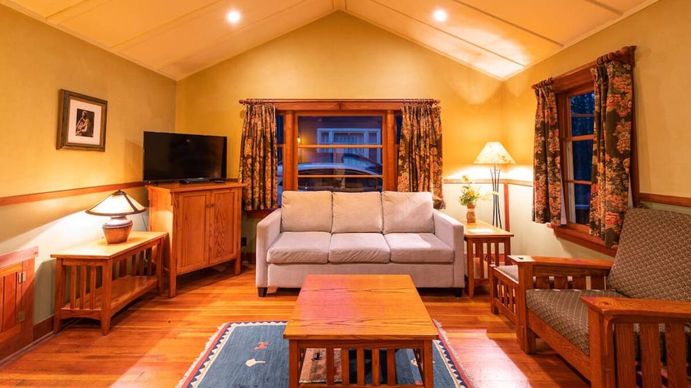 Johnston Canyon Lodge & Bungalows