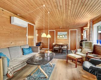 2 Bedroom Nice Home In Fårvang - Fårvang - Sala de estar
