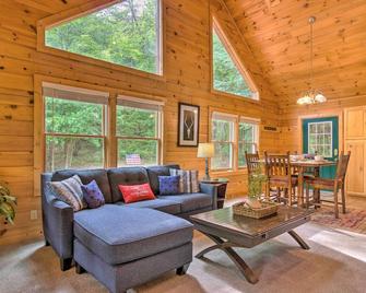 Moonshine Manor Cabin with Hot Tub, Near Lake Lure - Lake Lure - Sala de estar