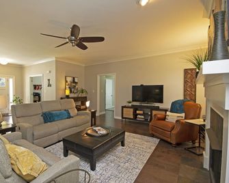 Ptc Nearly New Open Concept Ranch-Clean, Spacious - Peachtree City - Wohnzimmer