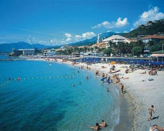 Il Borgo Degli Ulivi Resort - Pietra Ligure - Spiaggia