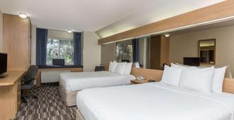 Baymont Inn & Suites by Wyndham Anchorage Airport - Anchorage - Bedroom