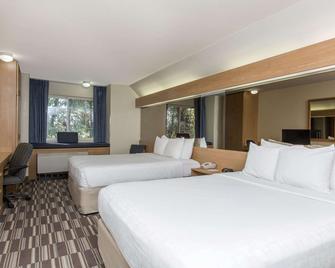Baymont Inn & Suites by Wyndham Anchorage Airport - Anchorage - Bedroom