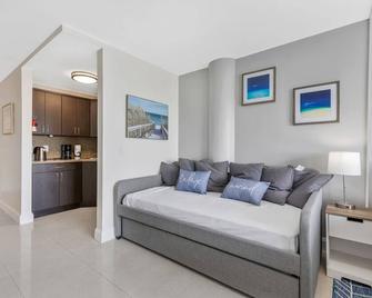 Waterfront Studio with Free Parking - North Bay Village - Obývací pokoj