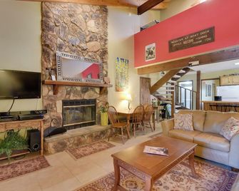 Condo with Grill Access Close to Angel Fire Resort - Angel Fire - Living room