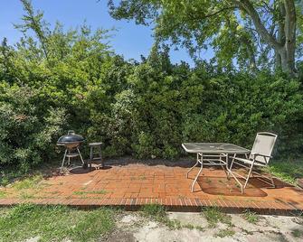 Charming Waterfront 3 Bedroom Cabin by RedAwning - Norfolk - Hàng hiên