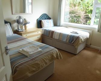 3 bed bungalow with large garden. discount on selected dates for weekly bookings - New Milton - Dining room