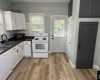 Adair Hideaway : Quiet Neighborhood - Fenced Yard - Creston - Kitchen