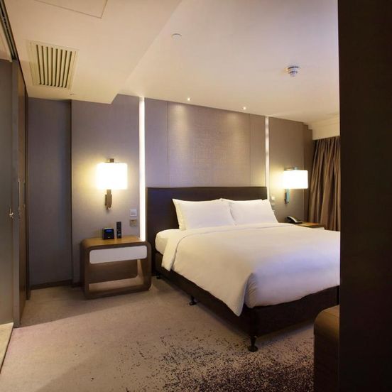 Royal Plaza Hotel image 1