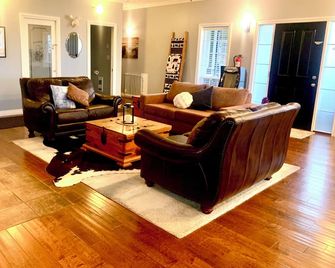 Spacious 3 bedroom Guest home with large swim spa and a fire-pit! - Hope - Sala de estar