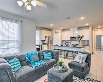 La Porte Getaway w/ Deck: Steps to Beach! - La Porte - Living room