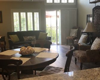 Lovely condo walking distance to Carpinteria beach and downtown. - Carpinteria - Essbereich