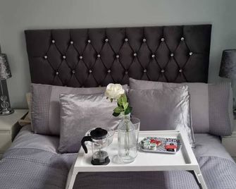 Serene getaway Apartments - Maidstone - Living room