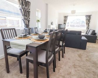38 Clive Avenue, Family Friendly, With A Garden In Lytham St. Annes - Lytham St. Annes - Dining room