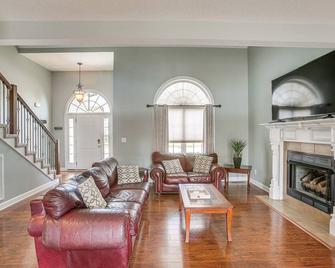 Large Clarksville Family Home about 4 Mi to Speedway! - Oak Grove - Вітальня