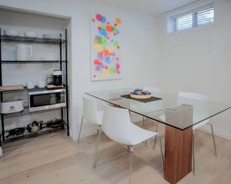 Cute Executive Basement Suite - Vancouver - Dining room