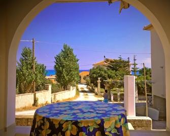 Grandma's Home - Kypseli - Restaurant