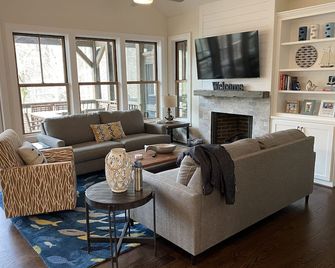 Amazing Tims Ford Lake Home - Built 2021 - Private covered dock - Hot Tub - Winchester - Sala de estar